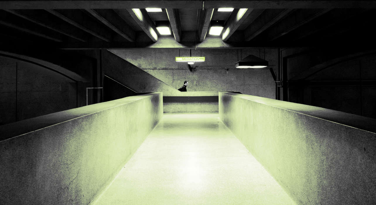 Wegweiser Mediation in kalt wirkendem Raum