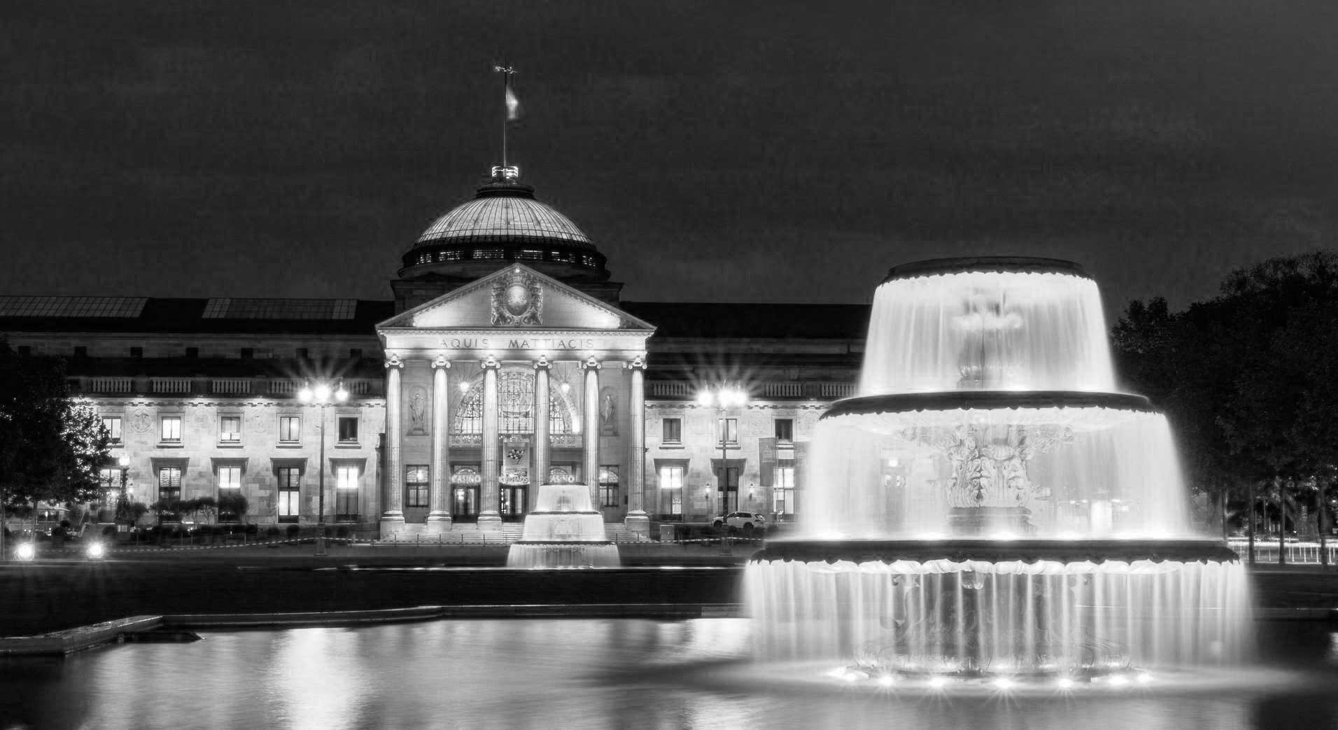 Wiesbaden Kurhaus mit Brunnen
